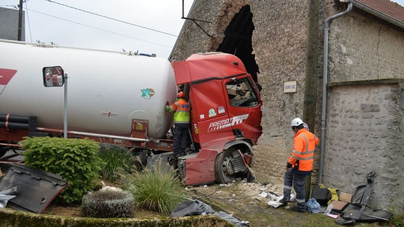 Essonne: un camion s'est encastré dans une grange à Mespuits, le chauffeur hospitalisé