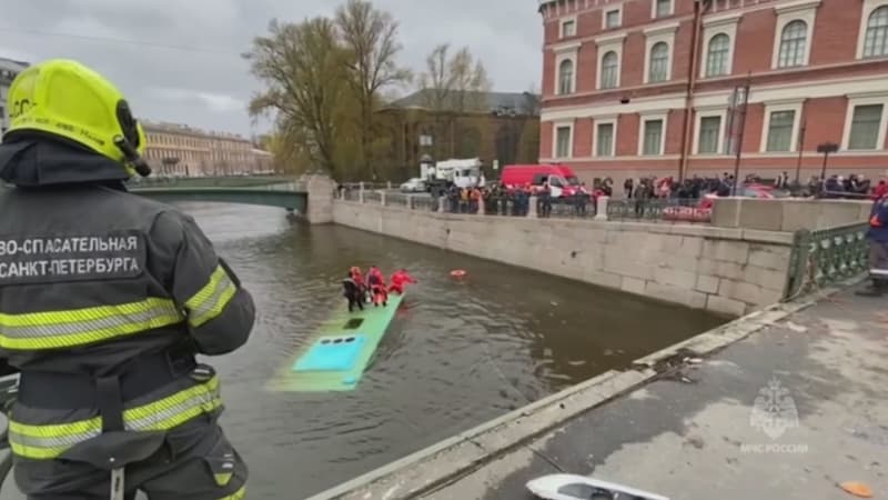 Capture d'un extrait vidéo montrant des secouristes sur les lieux d'un accident de bus mortel à Saint-Pétersbourg, le 10 mai 2024. 