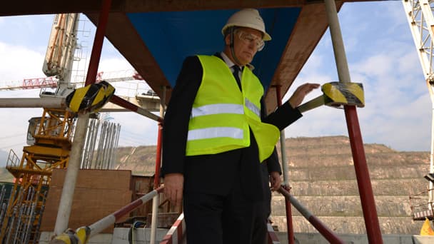 Jean-Marc Ayrault sur un chantier en Chine le 8 décembre 2013.