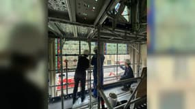 Les employés de l'entreprise Vitraux Imbert travaillant sur la restauration de la cathédrale Notre-Dame de Paris début décembre 2024. 
