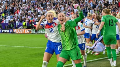Chloe Kelly et Hannah Hampton après la finale de l'Euro féminin Angleterre-Espagne (1-1, 3 t.a.b. 1), le 27 juillet 2025