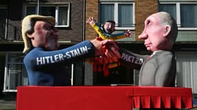 Un char du carnaval de Düsseldorf montrant une poignée de main entre Donald Trump et Vladimir Poutine qui empoignent le président ukrainien Volodymyr Zelensky, le 3 mars 2025.