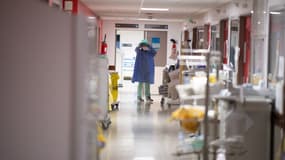 Un agent de santé à l'hôpital universitaire (CHU) Cavale Blanche à Brest, dans l'ouest de la France, le 4 novembre 2020.