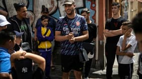 Nasdas (c), l'influenceur perpignanais, dans une rue de sa ville, le 3 juin 2022