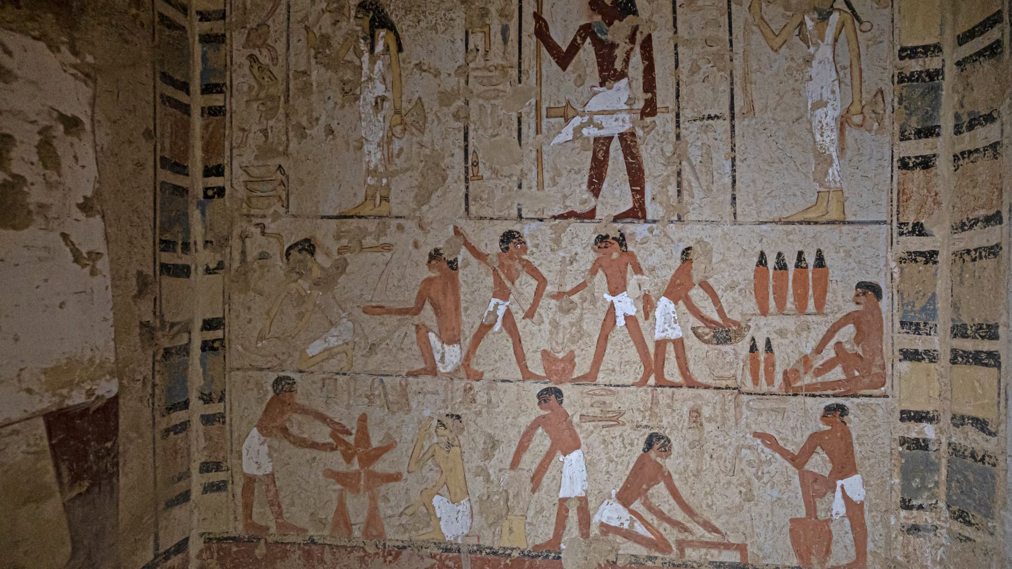 L'intérieur des tombes découvertes à Saqqara en Égypte est orné de scènes de la vie courante, le 26 janvier 2023