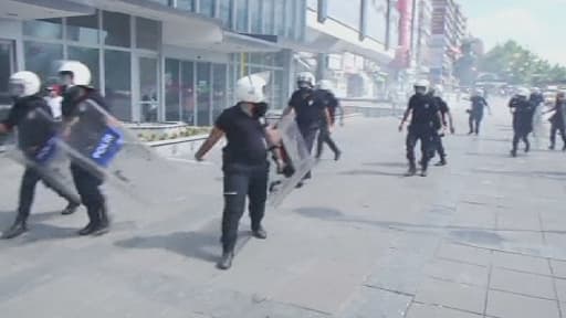 Les forces de l'ordre qui s'affrontent aux manifestants à Ankara (Turquie)