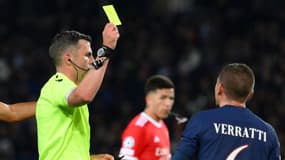 Marco Verratti averti par Michael Oliver lors de PSG-Benfica en 2022
