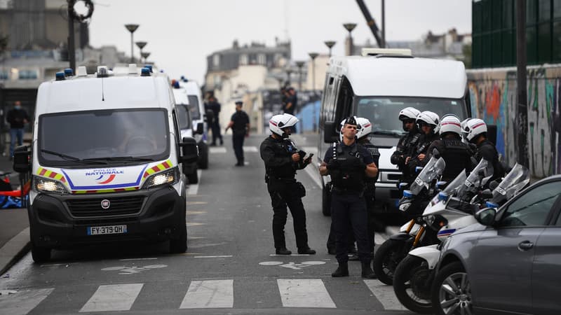 Des policiers se rassemblent lors d'une opération d'expulsion de consommateurs de crack dans le quartier des jardins d'Eole à Paris, le 24 septembre 2021.