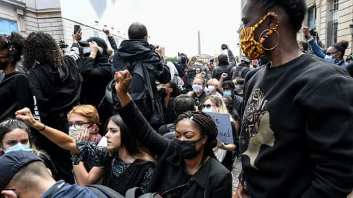 Des manifestants s'agenouillent lors d'un rassemblement près de la place de la Concorde et de l'ambassade américaine, le 6 juin 2020 à Paris, pour dénoncer les violences policières