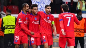 Bradley Barcola célèbre un but avec Désiré Doué et Achraf Hakimi avec le PSG contre Leverkusen, le 21 octobre 2025