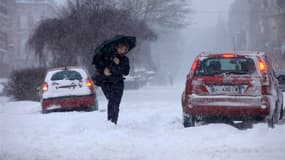 Dans une rue de Cambrai. Vingt-sept départements du nord de la France sont placés mardi en vigilance orange et deux en vigilance rouge pour neige et verglas en raison d'une vague de froid qui perturbe fortement les transports et prive d'électricité 80.000
