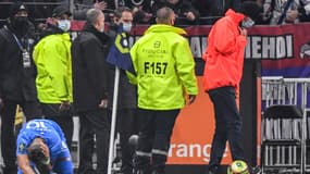 Le meneur de jeu de l'OM Dimitri Payet touché par une bouteille d'eau lancée par un supporter lyonnais depuis le virage nord du Parc OL, le 21 novembre 2021 
