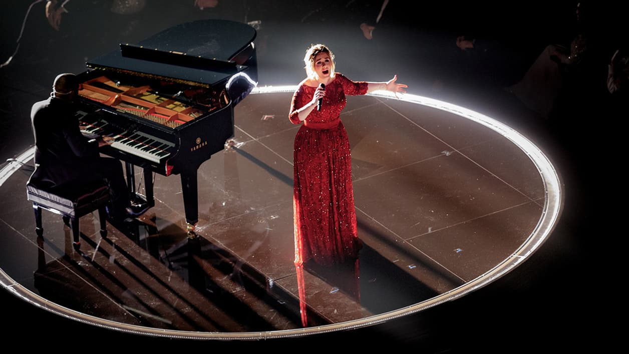 Adele sur la scène des Grammy Awards le 15 février 2016 Adele sur la scène des Grammy Awards le 15 février 2016