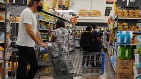 Une personne portant un masque dans un magasin Walmart à Miami, aux Etats-Unis, le 18 mai 2021 (photo d'illustration)