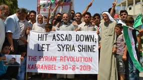 L'opposition syrienne affichant le slogan: "Hit Assad down, let Syria shine" (Faites tomber Assad, laissez briller la Syrie)