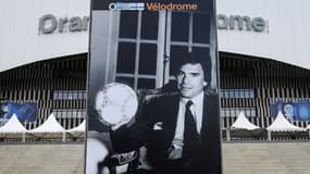 Un portrait de Bernard Tapie a été positionné devant le Vélodrome, à Marseille, quelques heures après l'annonce de sa mort dimanche 3 octobre 2021