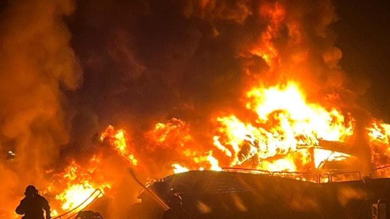Le feu a ravagé le bateau à quai. Le feu a ravagé le bateau à quai.