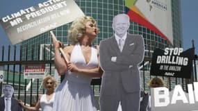 Drag-queen chantant devant une silhouette de Joe Biden, le 9 juin 2022 à Los Angeles