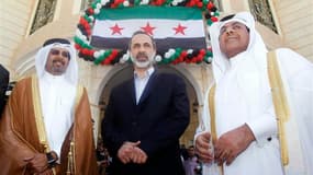 Moaz Alkhatib (au centre), président de la Coalition nationale syrienne (CNS) devant la première ambassade de l'opposition syrienne inaugurée mercredi à Doha, capitale du Qatar. La Ligue arabe considère la CNS comme l'unique représentante de la Syrie. /Ph