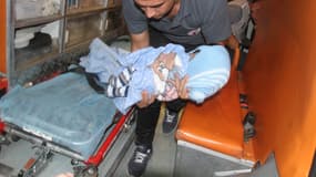 Un urgentiste porte le corps du bébé palestinien de 8 mois, asphyxié par des gaz lacrymogènes tirés par l’armée israélienne à Bethléem, en Cisjordanie occupée.