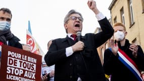 Le candidat de La France insoumise à l'élection présidentielle Jean-Luc Mélenchon (C) le 1er mai 2021 à Lille, avec Adrien Quatennens (D)