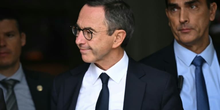 Le ministre de l'Intérieur sortant Bruno Retailleau (c), le 6 octobre 2025 à Boulogne-Billancourt, près de Paris
