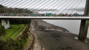 Des agriculteurs avec leurs tracteurs sur le pont d'Iroise, à Brest, le 24 janvier 2024