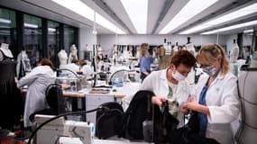  Des salariés d’un atelier Christian Dior à Paris portant le masque au travail. 