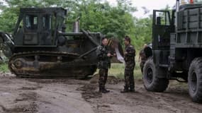 L'armée hongroise érige une clôture de quatre mètres de haut destinée à courir sur les 175 km de la frontière entre la Hongrie et la Serbie pour endiguer le flux de migrants, près de Morahalom, le 13 juillet 2015