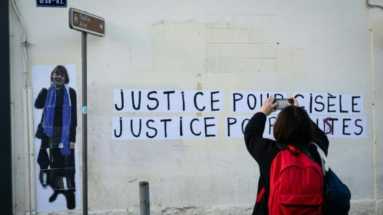 Un collage mural à l'image de Gisèle Pelicot près du palais de justice d'Avignon, où se déroule le procès des viols de Mazan, le 18 décembre 2024