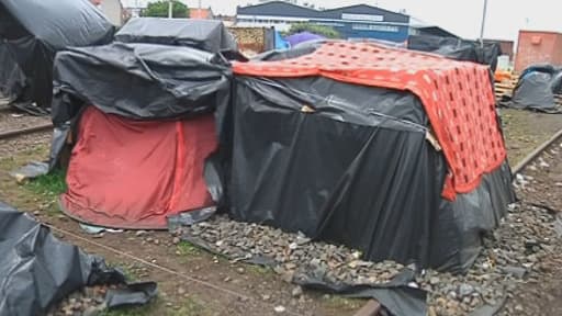 Le nombre de migrants a doublé en quelques semaines dans la zone portuaire de Calais.