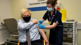 Le Premier ministre britannique Boris Johnson reçoit une dose du vaccin AstraZeneca, à Londres le 19 mars 2021