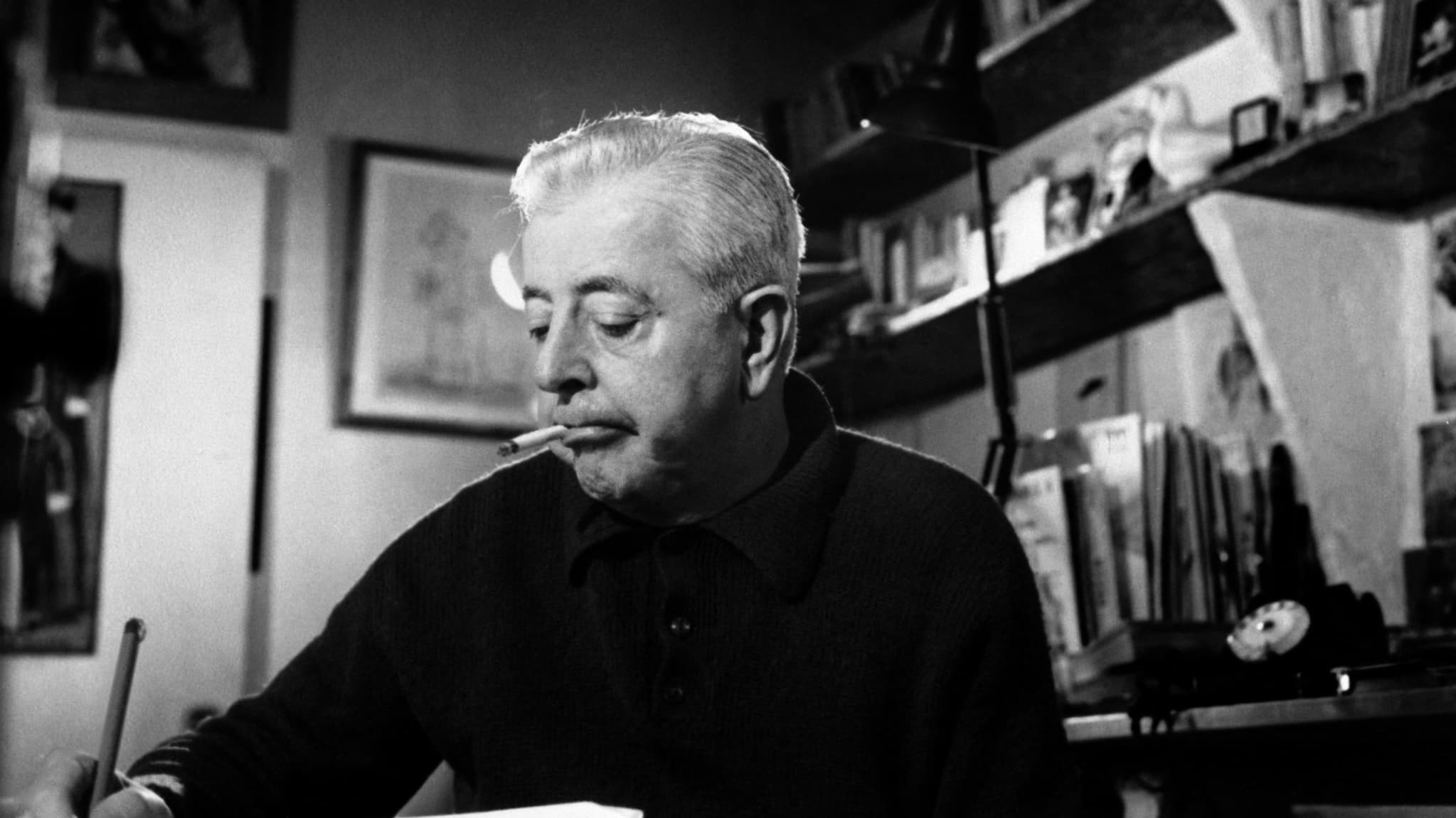 Jacques Prévert à son bureau à l'occasion du tournage de l'émission "Les Heures chaudes de Montparnasse" de Jean Marie Drot