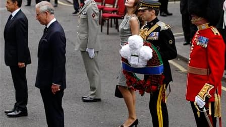 Le Prince Charles (2e à gauche), Nicolas Sarkozy et son épouse Carla Bruni-Sarkozy lors d'un dépôt de gerbe devant la statue de Charles de Gaulle à Londres. Soixante-dix ans après, le chef de l'Etat français a commémoré l'appel du 18 juin 1940 du général