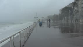 À Nice, la promenade des Anglais fermée aux piétons à cause de fortes vagues 