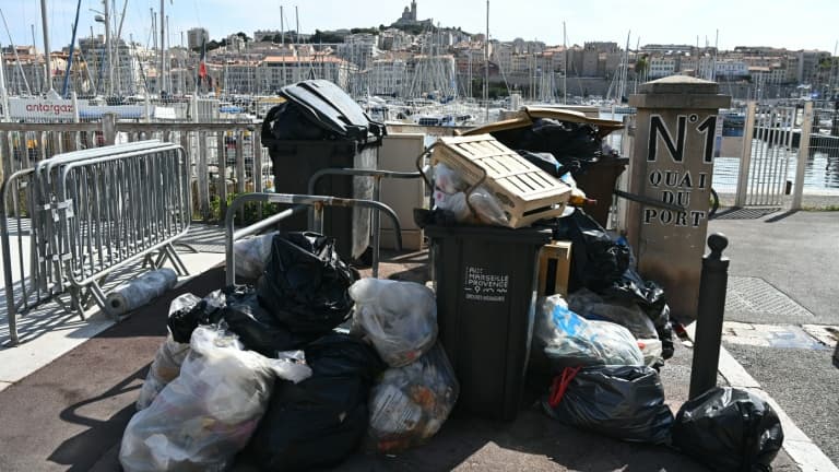 Des ordures s'accumulent sur le Vieux-Port de Marseille lors d'une grève des éboueurs le 30 septembre 2021