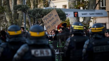 CRS face à des manifestants.