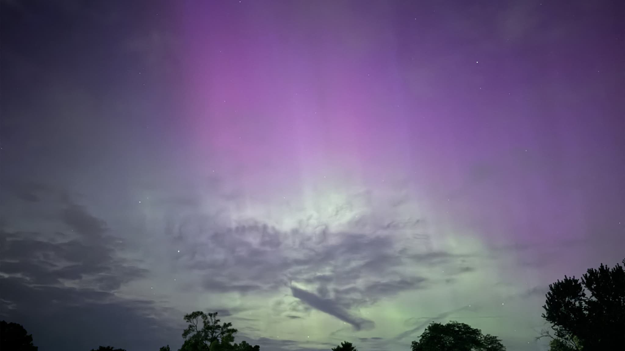 Une aurore boréale dessus de l'Ohio, lors d'une tempête géomagnétique le 10 mai 2024. 