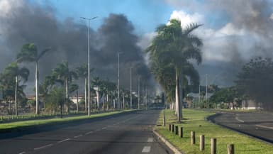 De la fumée se dégage de Nouméa après une troisième nuit d'émeutes le 16 mai 2024
