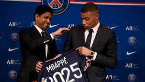 Le président du PSG Nasser Al-Khelaïfi et Kylian Mbappé, le 23 mai 2022 au Parc des Princes  