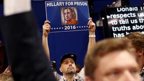 Les slogans anti Hillary Clinton s'affichent partout à la convention républicaine.