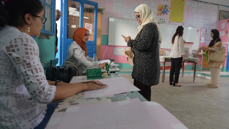 Une femme dans un bureau de vote à Tunis, dimanche 15 septembre 2019.