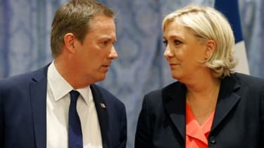 La présidente du FN Marine Le Pen (D), et le président de Debout la France, Nicolas Dupont-Aignan, lors d'une rencontre au siège du Front national, le 29 avril 2017