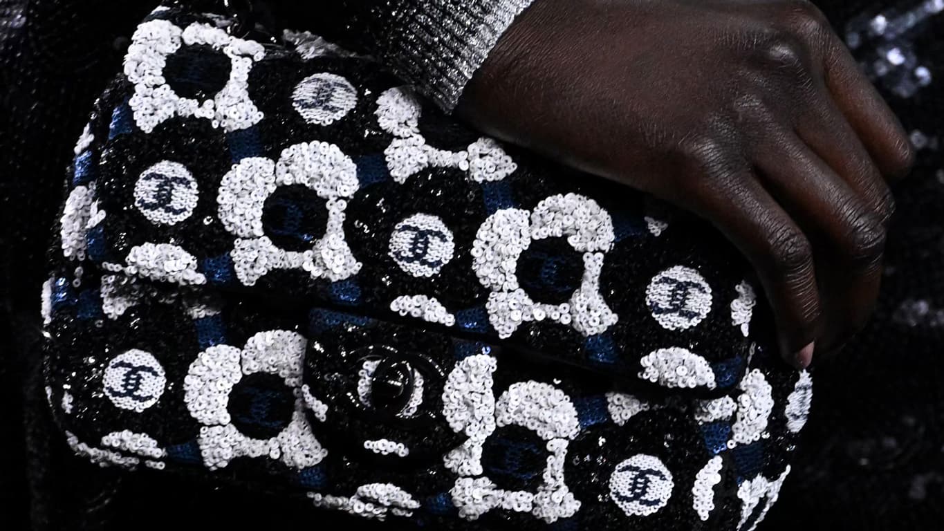 Le camélia sur tous les accessoires, bijoux, en motif, lors du défilé automne-hiver 2023 de Chanel à Paris. Le camélia sur tous les accessoires, bijoux, en motif, lors du défilé automne-hiver 2023 de Chanel à Paris.