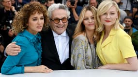 George Miller, entouré des trois jurées Valeria Golino, Vanessa Paradis et Kirsten Dunst à Cannes le 11 mai 2016