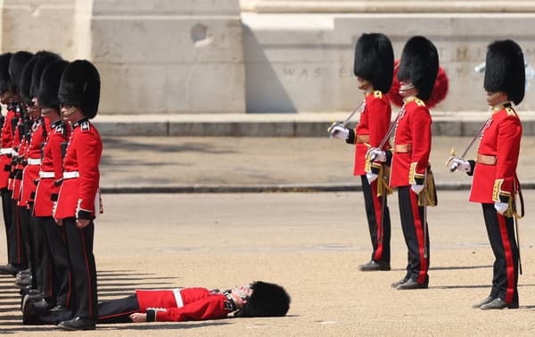 Un membre des Grenadiers s'évanouit lors de la revue du colonel à Horse Guards Parade, à Londres, le 10 juin 2023, avant le défilé de l'anniversaire du roi.