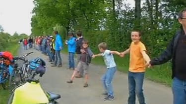Les opposants au futur aéroport ont constitué à partir de 14 heures une chaîne humaine géante.