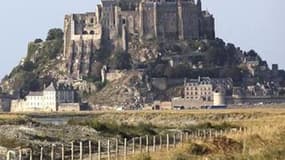 Au printemps 2012, le Mont Saint-Michel n'offrira plus que deux solutions pour le rejoindre: emprunter des navettes ou franchir à pied les deux kilomètres qui le séparent du continent. Lancés en 2005 avec la construction d'un barrage hydraulique sur le Co