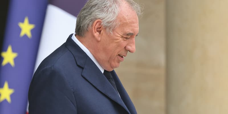 Le Premier ministre français François Bayrou quitte le palais de l'Élysée, le 3 septembre 2025.