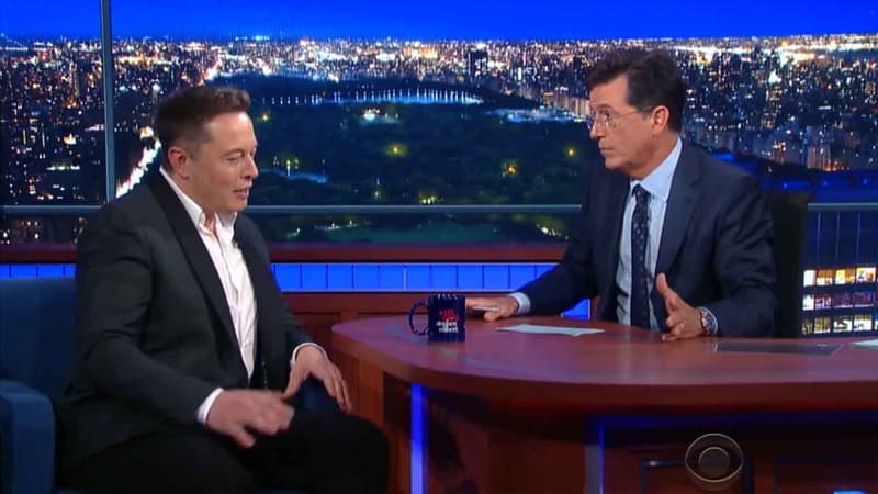 Elon Musk (à gauche) discute avec Stephen Colbert, au Late Show.